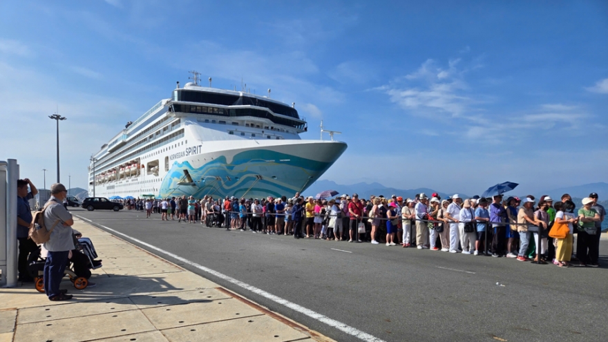 Khanh Hoa greets luxury cruise ship with 1,200 passengers